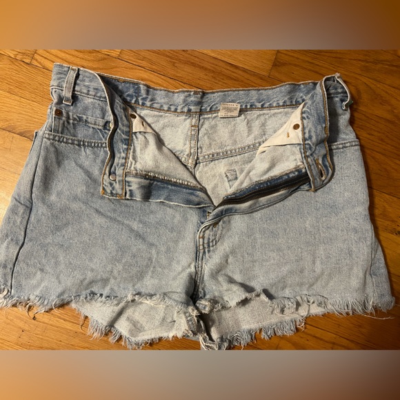 Vintage Levi’s Denim Shorts Lightwash - Picture 3 of 16